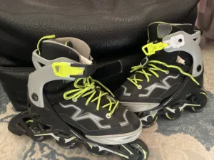 حذاء تزلج اسود بحاله ممتازه Decathlon Oxelo للبيع