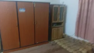 شقه مكونه من غرفتين وحمام وساحه خارجيه