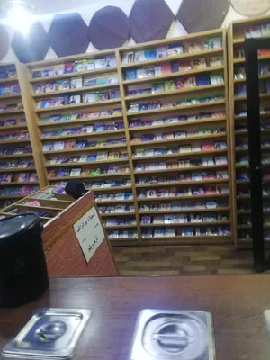 رفوف خشب بسعر منيح والازاز بسعر منيح وحالتهم منيحه خدمه توصيل لا يوجد سعرهم 25 قابل للتفاوض قطعه وحد