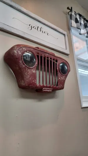 مجسم جداري ديكوري مميز بتصميم شبك سيارة جيب (Jeep) كلاسيكية بتصميم عتيق
