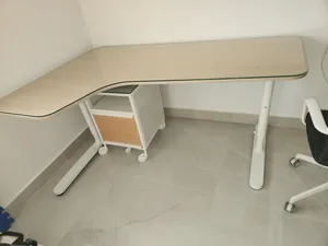 مكتب كبير بحالة ممتازة