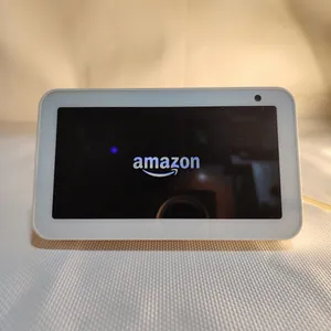 شاشة Amazon Echo Show. الذكيه. الجهاز يعمل بشكل ممتاز.   لا يوجد به عيوب. يدعم الذكاء الاصطناعي.