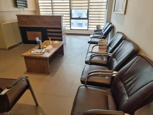 أثاث عيادة كامل شبه جديد للبيع – مكاتب وكنب وتخت فحص وتجهيزات