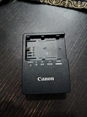 شاحن بطارية Canon بحالة ممتازه جدا