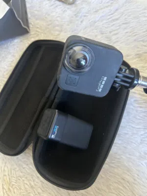 كاميرا GoPro max 360 مع شنته وبطاريتين وشاحن وقاعدة تثبيت