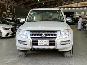 ميتسوبيشي باجيرو لون ابيض موديل 2019 للبيع