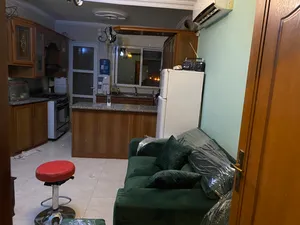 شقة مميزه للبيع بسعر مغري 100م من المالك اربد حي الابرار (عمارة المبدعون 70) بناء جديد مفروشة