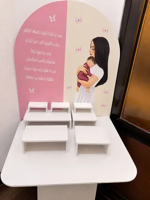 طاولة عرض أطفال مع طاولات صغيرة ولوحة ديكور للبيع