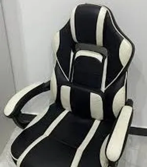 للبيع كرسي جمينج شبه جديد ، قابل للتفاوض