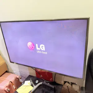 للبيع شاشه ال جي سمارت 43 بوصه