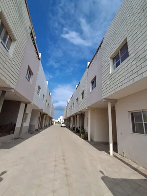 Maabilah Sur Al Hadid Villa 4 bhk for rent  المعبيله سور الحديد فيلا 4 غرف نوم للايجار