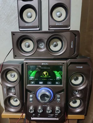 مكبر صوت مع سماعاته