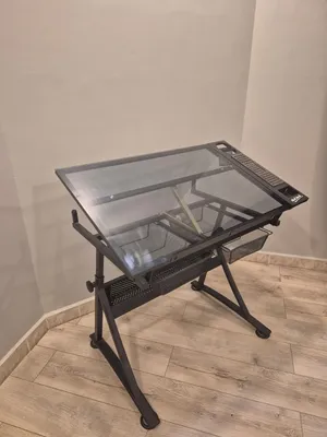 طاولة رسم وهندسة زجاجية احترافية مائلة من Mont Marte (حالة ممتازة)