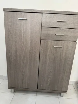 جزامة أحذية وترابيزة تليفزيون