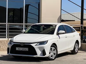 تويوتا يارس 2023 الشكل الجديد كليآ ماتور 1500cc بنزين فحص كامل 7 جيـــــــــد جمرك جديد