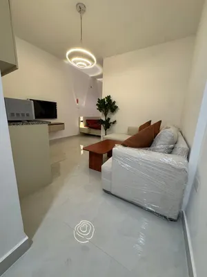 ستوديو ارضي مع ترس مفروش جديد لم يسكن للايجار في الدوار السابع في منطقة سكنية هادئة و عمارة سكنية