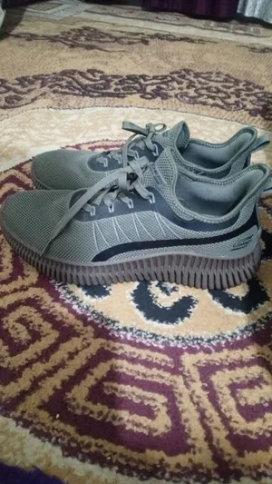 Skechers pops Shoes