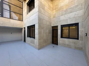 شقة شبه أرضية فاخرة جداً في البنيات طريق المطار بمواصفات متكامله وتصميم يدعم اسلوب الحياة العصري