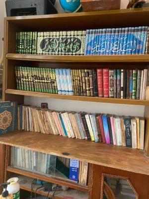 مكتبة تضم عشرات الكتب