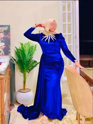 تميزي بإطلالة احساسها نحو الفضاء بفستان قطيفة يناسب الخريف والشتاء بذيل من الجانب