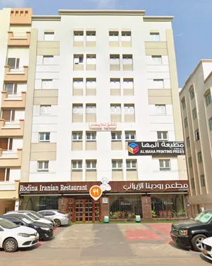 للبيع بناية سكنية تجارية في قلب بوشر