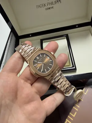 ساعة Patek Philippe Nautilus بميناء بني متدرج