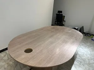 طاولة اجتماعات او طعام