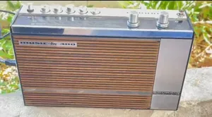 هذا الجهاز هو راديو ترانزستور عتيق (Vintage) من إنتاج شركة Grundig الألمانية الشهيرة، وهو من طراز Mu