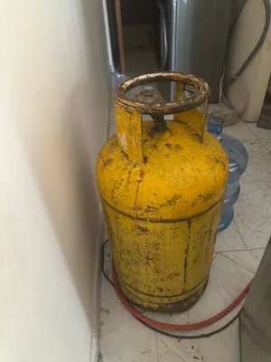 أسطوانة غاز كبير يوجد بها غاز مع بوتحاز