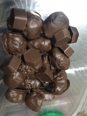 شوكلاته باونتى وساده وقهوه