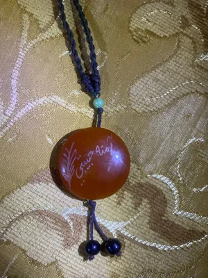 السوار معمول من حجر عقيق طبيعي لونه دافي حباته متناسقه وناعمه جدا علي الايد طاقته طاقة عاليه جدا