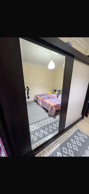 خزانه حجم كبير سحاب لون اسود مع بيج عدد 2 سرير مفرد مع مكتبه تصلح شبابيه او بناتيه من دون الفرشا