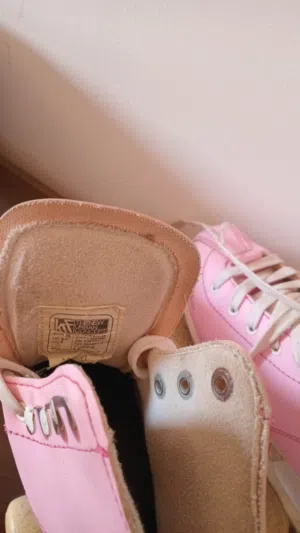 هذا الحذاء هو حذاء تزلج ذو أربع عجلات ويُعرف باسم (Quad Skates) أو سكيت العجلات الأربع المتقابلة (عج