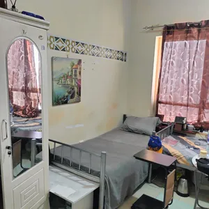 صاله رباعية متاح فيها سرير فيها حمام لداخل و تلاجة