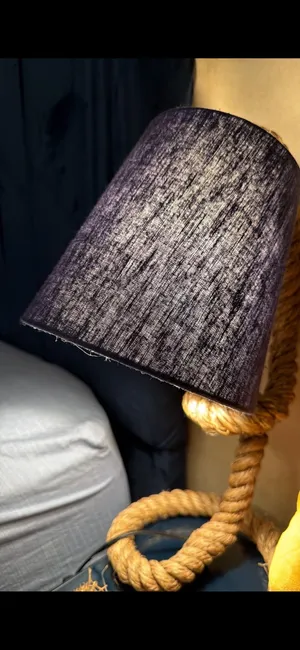 سرير مخمل اللون كحلي