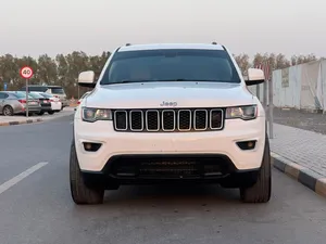 جيب شيروكي V6  2018 محول كيت SRT بحاله ممتازه وارد امريكي جاهزه للتسجيل والاستخدام