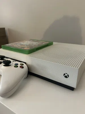 Xbox one s اكس بوكس ون اس بحالة ممتازة