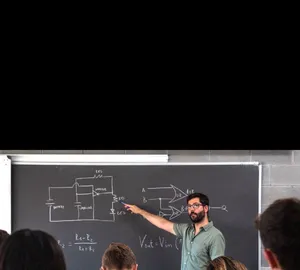 معلم فيزياء متمكن شرح مبسّط ومتابعة مستمرة لطلاب تاسع إلى ثاني عشر