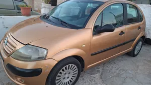 سيارة ستروين C3موديل 2003  عالبانزين  اللون ذهبي يع المحرد 1600 شكل الهيكل هاتشباك