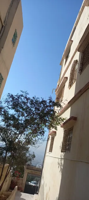 عقار للبيع مكون من ثلاثة طوابق مع أرض أمامية وخلفية بواقع خمس شقق