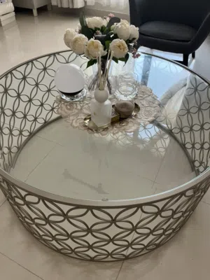 طاولة صالة راقية حجم متوسط بتصميم معدني أنيق الحالة (شبه جديدة)