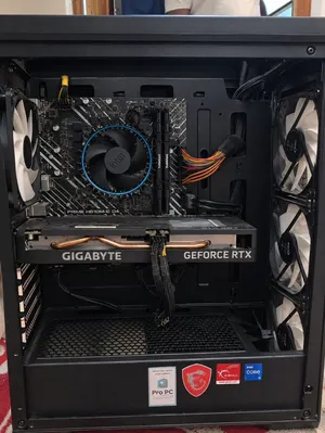 المعالج: Intel Core i5-12400F، الجيل 12، ‏6 أنوية / 12 خيط كرت الشاشة: Gigabyte