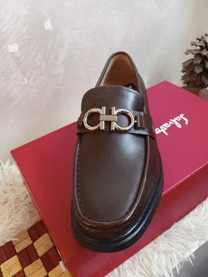 عنوان الأناقة الكلاسيكية: Ferragamo Leather Loafers