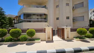 في أرقى مناطق ضاحية النخيل شقة شبه أرضي 220م داخلي -160م خارجي بسعر مغري /ref 1390