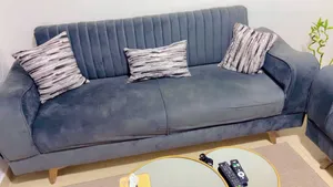 كنب لون سكني 7مقاعد وطاوله وسط من نفس الاقمشه سكني وابيض سبب البيع المساحه طاوله معاها لوح قزاز