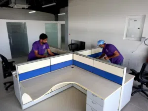 4 أطقم مكاتب مع الأدراج والكراسي للبيع