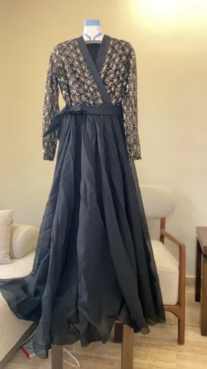 فستان سهره لون اسود ودهبي سايز 40 و42 ب عشر دنانير شامل التوصيل