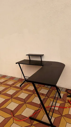 طاولة للكمبيوتر أو البلايستيشن