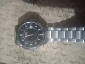 ساعه كاسيو اصلي بمينا سودا وارقام انجليزيه بيضا وتاريخ