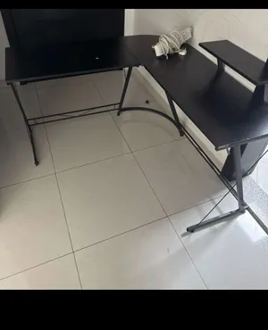 طاوله سوده متاعني من شي على شكل حرف L وكيبورد وماوس